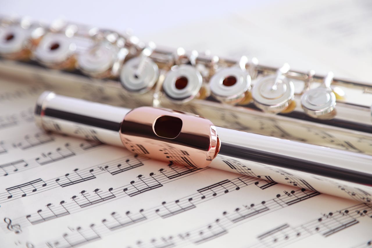 Dwarsfluit op bladmuziek