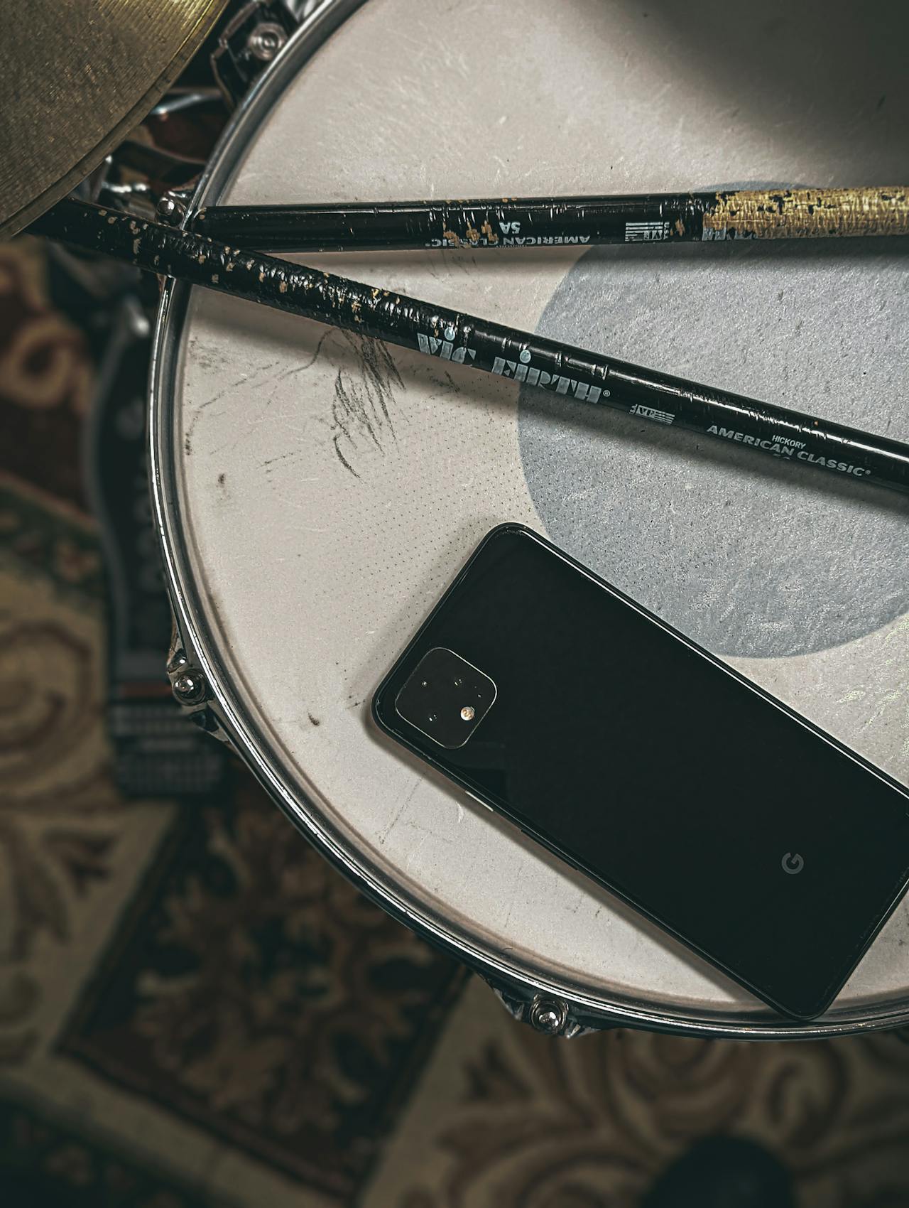 Snaredrum met telefoon en stokken